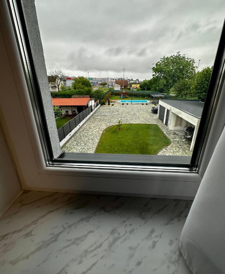 Roomsb Slavonski Brod Bagian luar foto